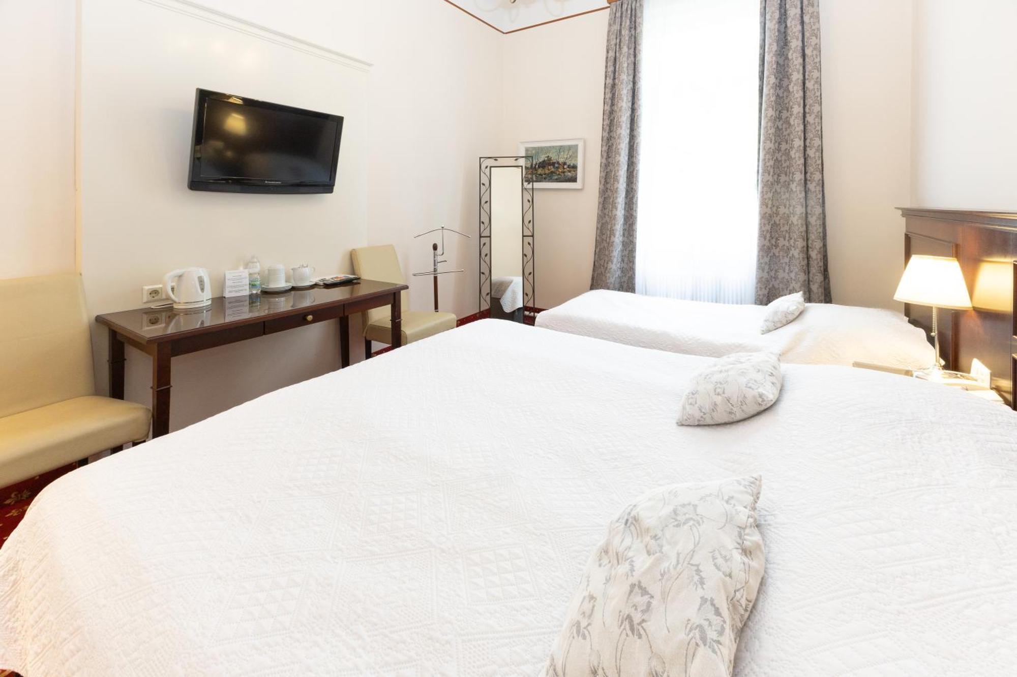 Hotel Viktoria Schoenbrunn Vienna Room photo