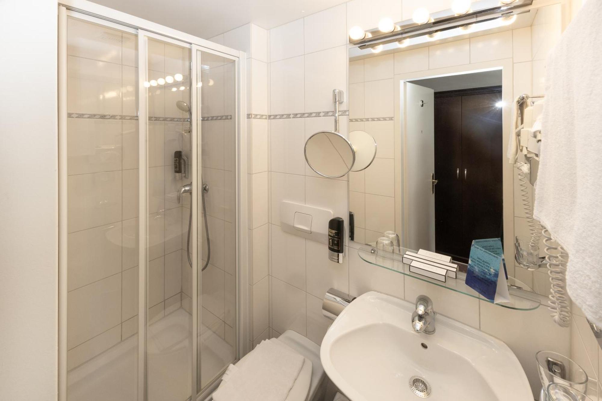 Hotel Viktoria Schoenbrunn Vienna Room photo